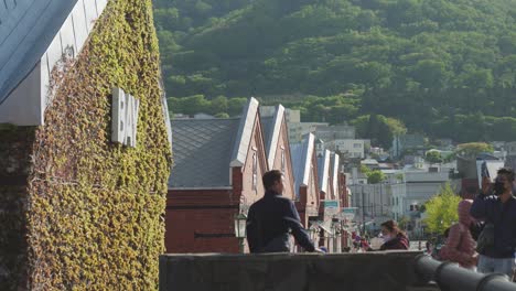 Touristen-Fotografieren-Außerhalb-Der-Bucht-Von-Hakodate-Neben-Kanemori-Lagerhäusern-Aus-Rotem-Backstein