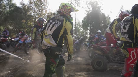 Conductor-De-ATV-Bajando-Sobre-Un-Pequeño-Monte-Para-Unirse-A-Su-Grupo-De-Ciclistas