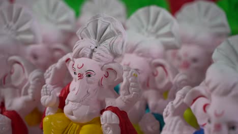 Ganesha-Idole-Werden-Nach-Ihrer-Herstellung-Wunderschön-An-Einem-Ort-Arrangiert