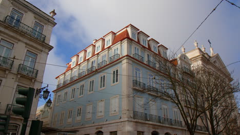 Esquina-De-Un-Edificio-De-Apartamentos-En-La-Ciudad-De-Chiado-En-Lisboa,-Portugal