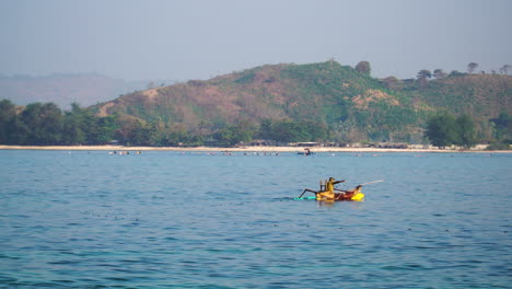Indonesischer-Fischer-In-Einem-Typischen-Boot,-Das-Ein-Netz-In-Der-Bucht-Von-Tanjung-Aan-Setzt