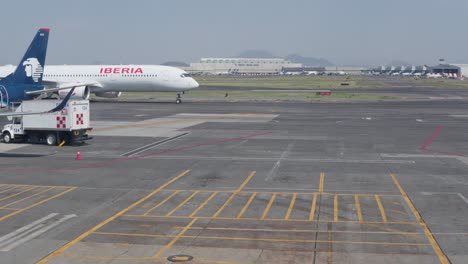 Stabilisierte-Aufnahme-Eines-Flugzeugs-Am-Flughafen-In-Mexiko