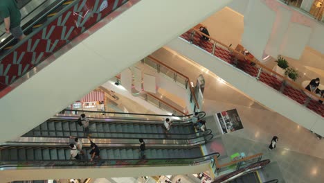Escaleras-Mecánicas-En-Un-Centro-Comercial-En-Bangkok-Con-Gente-Moviéndose-Entre-Pisos.