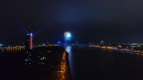 Synchronisierte-Pyrotechnische-Laser--Und-Feuerwerksvorführung-über-Riga,-Lettland