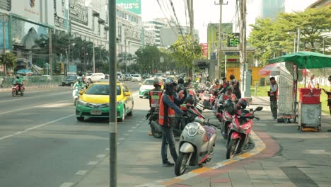 Mototaxis-Tailandeses-Esperando-Pasajeros-En-Una-Parada-De-Autobús-En-Bangkok,-Tailandia