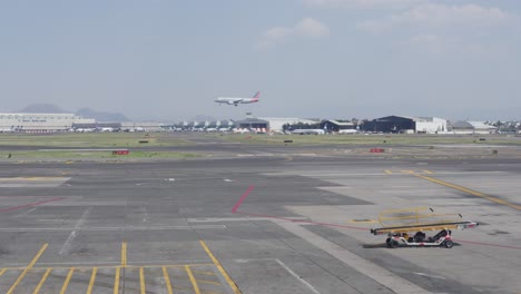 Stabilisierte-Aufnahme-Eines-Flugzeugs,-Das-Auf-Dem-Flughafen-In-Mexiko-Landet