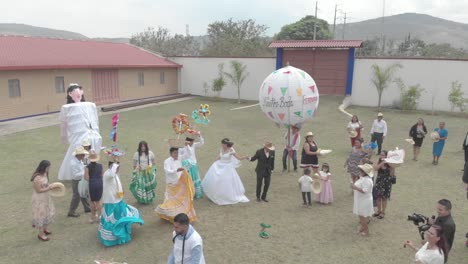 Traditional-Mexican-wedding-with-mojigangas-and-people-dancing-in-Oaxaca
