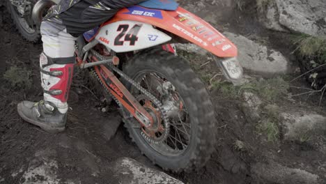 Primer-Plano-De-Un-Neumático-De-Motocross-Resbalando-En-El-Suelo-Durante-Un-Paseo-En-Enduro