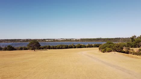 Vorwärts-Luftaufnahmen-Vom-Lake-Joondalup-Perth-Australien-Im-Hintergrund