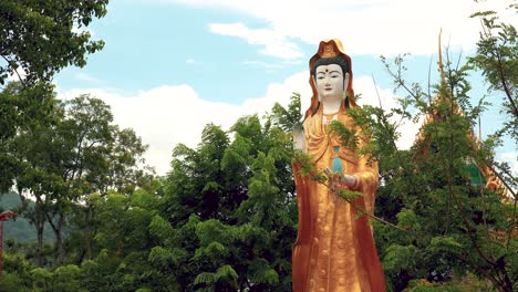 Thailändische-Buddhistische-Statue-Im-Wat-Kut-Khla-In-Thailand