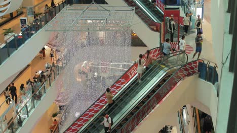 Rolltreppen-Eines-Einkaufszentrums-Mit-Menschen,-Die-In-Einem-Einkaufszentrum-In-Bangkok,-Thailand,-Einkaufen
