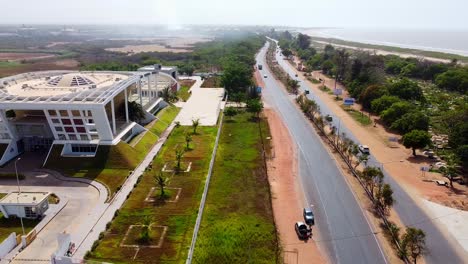 Filmische-Luftaufnahme-Des-Modernen-Gebäudes-Der-Nationalversammlung-Von-Gambia-In-Der-Stadt-Banjul,-Westafrika