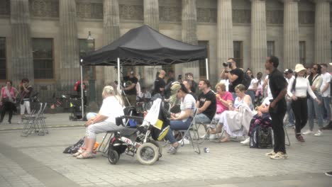 Ambiente-Vibrante-Mientras-La-Gente,-Incluidos-Niños,-Ancianos-Y-Familias,-Se-Reúnen-En-El-Centro-De-La-Ciudad-De-Edimburgo-En-Un-Día-Cálido-Y-Soleado,-Disfrutando-De-Un-Concierto-Cautivador.