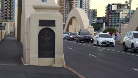 Dynamischer-Zoom,-Der-Den-Verkehr-Zur-Hauptverkehrszeit-Auf-Der-Historischen-Straßenbrücke-William-Jolly-Bridge-über-Den-Fluss-Zwischen-North-Quay-Im-Zentralen-Geschäftsviertel-Und-Grey-Street-Im-Süden-Von-Brisbane-Einfängt