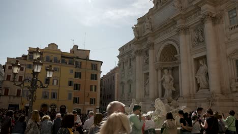 Trevi-Brunnen-An-Einem-Sonnigen-Tag-Von-Der-Via-Della-Stamperia-Aus-Gesehen,-Während-Touristen-Vorbeigehen