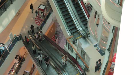 Menschen-In-Einem-Modernen-Einkaufszentrum-Auf-Rolltreppen-In-Bangkok,-Thailand