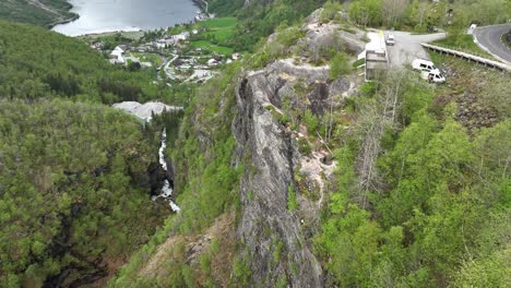 Personas-Arriesgando-Su-Vida-Tomando-Fotografías-En-Acantilados-En-Flydalsjuvet-Geiranger-Noruega