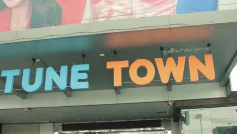 Fortune-Town-IT-Mall-Entrance-Sign-in-Bangkok,-Thailand