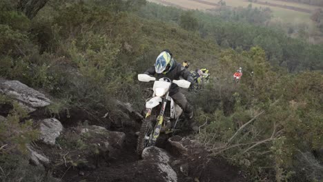 Motocross-Fahrer-Kämpft-Darum,-Das-Tiefgrüne-Tal-Zu-überwinden