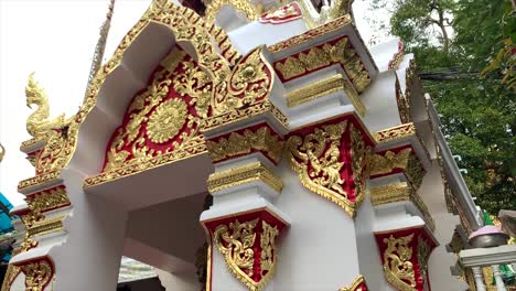 Schöne,-Goldene-Buddhistische-Statue-In-Thailand
