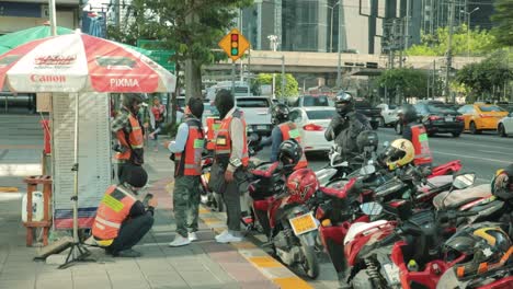Mototaxis-Tailandeses-Esperando-Pasajeros-En-Una-Parada-De-Autobús-En-Bangkok,-Tailandia