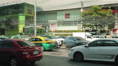 Der-Verkehr-Fließt-Mit-Autos,-Die-In-Der-Stadt-Bangkok,-Thailand,-Abbiegen