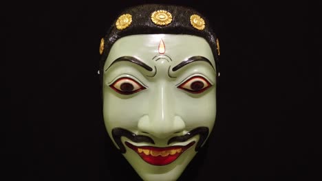 Holzgeschnitzte-Traditionelle-Maske-Des-Bösen-Menschen,-Topeng-Bali-Indonesien-Dramatheater,-Unendlicher-Schwarzer-Hintergrund