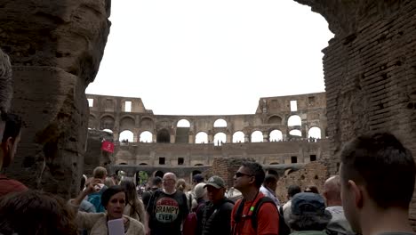 Gruppentour-Durch-Das-Kolosseum-In-Rom