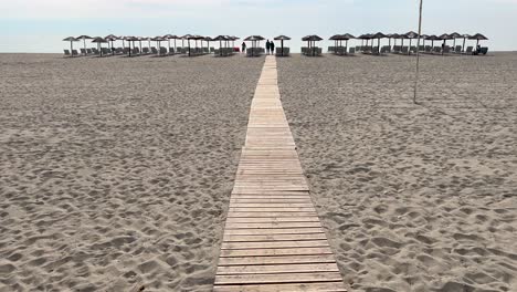 Tranquila-Mañana-De-Junio-En-La-Playa-Frente-Al-Resort-Dion-Palace,-Grecia