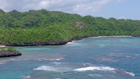 Luftaufnahme-Eines-Korallenriffs,-Eines-Strandes-Und-Einer-Idyllischen-Landschaft-Im-Hintergrund-–-Samana,-Dominikanische-Republik