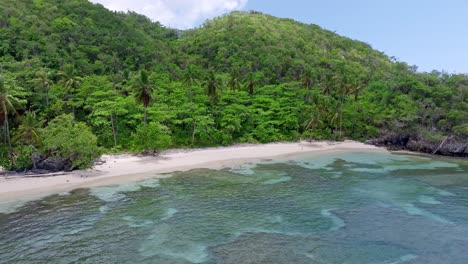 Drohnenansicht-Der-Wunderschönen-Küste-Von-Playa-Ermitaño-In-Der-Dominikanischen-Republik