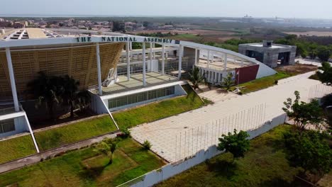 Ligera-Vista-Giratoria-Acercándose-Al-Nuevo-Edificio-De-La-Asamblea-Nacional-De-Gambia-En-Banjul.