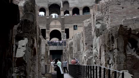 Vista-De-Los-Túneles-Subterráneos-Del-Coliseo-De-Roma-Desde-El-Suelo-De-La-Arena.