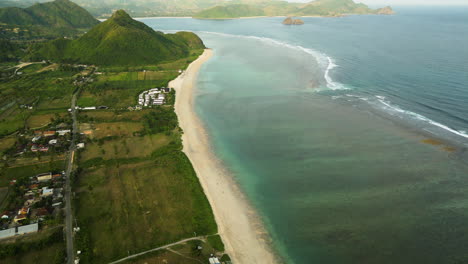 Vista-Aérea-De-La-Exótica-Playa-De-Torok-En-La-Isla-De-Lombok-Al-Atardecer,-Indonesia