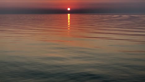 Dieses-Video-Hat-Mir-Großartige-Erinnerungsmomente-Beschert.-Ich-Saß-Mit-Meiner-Freundin-Da-Und-Trank-Zuckerrohrsaft,-Als-Die-Sonne-Unterzugehen-Begann-Und-Diese-Unglaubliche-Aussicht-Entstand,-Mit-Kontrastierenden-Farben-Und-Perfekter-Spiegelung