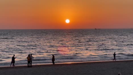 Natürlicher-Sonnenuntergang-über-Dem-Meer-In-Warmen-Farben-Mit-Endlosem-Horizont-Und-Spiegelung-Der-Sonne