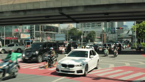 Tráfico-Que-Pasa-Por-La-Intersección-En-Bangkok,-Tailandia