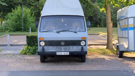 4k-60fps-Vintage-Vanlife-Van-Viejo-Auto-Estacionado-En-Un-Estacionamiento-Sueco---Acercamiento-Con-Plataforma-Rodante