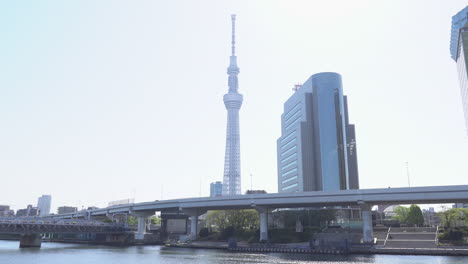 Tokio,-Japan---9.-April-2023:-Skyline-Gebäude-Und-Tokio-Skytree-Tower,-Berühmtes-Wahrzeichen-In-Der-Nähe-Des-Sumida-Flusses,-Blick-Vom-Asakusa-Viertel-In-Tokio,-Japan