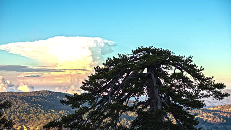 Eine-Visuelle-Darstellung-Der-Wolkenbildung-Vor-Dem-Hintergrund-Majestätischer-Bergketten,-Zeitrafferansicht