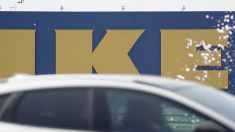 Ikonische-Gelbe-Und-Blaue-Ikea-Werbetafel-Hinter-Brunnen-Und-Autoverkehr