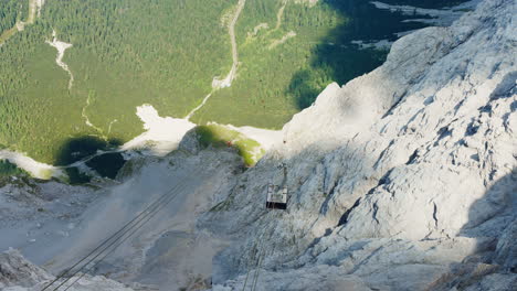 Eine-Bemerkenswerte-Panoramaperspektive-Eines-Sessellifts,-Der-Zur-Talstation-Hinabfährt,-Vom-Erhöhten-Gipfel-Aus-Gesehen