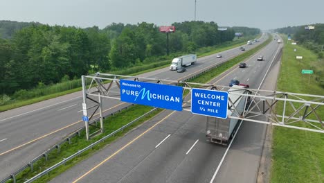 Schild-„Willkommen-In-Michigan“-über-Dem-Interstate-Highway