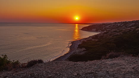 Ein-Orangefarbener-Sonnenuntergang-über-Einer-Bucht-Auf-Der-Insel-Zypern
