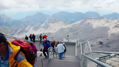 Besucher,-Die-Die-Berggipfel-Erklimmen,-Sind-Auf-Dem-Weg-Zur-Malerischen-Sesselliftstation