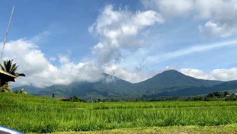 Lapso-De-Tiempo-Nublado-Sobre-Los-Arrozales-En-Terrazas-Por-La-Mañana-En-Nusa-Penida,-Bali