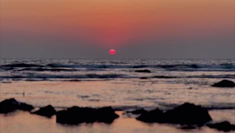 Das-Meer-Sieht-Abends-Die-Sonne-Untergehen-Und-Scheint-Auf-Die-Ozeane