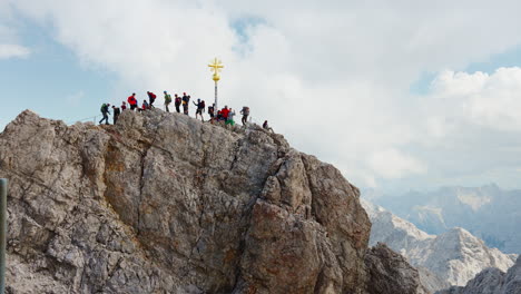 Besucher,-Die-Sich-Auf-Dem-Gipfel-Des-Berges-Befinden,-Können-Ein-Beeindruckendes-Panorama-Einer-Faszinierenden-Bergkette-Genießen