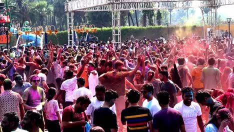 Colorido-Festival-Holi-En-Surat,-Festival-Holi-Color-En-Surat,-Celebrando-La-Cultura-India-En-Multiculturalidad,-Las-Multitudes-Se-Reúnen-Para-Disfrutar-De-Un-Día-Divertido-Y-Arrojarse-Colores-Unos-A-Otros