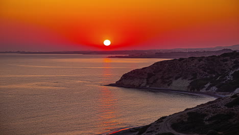 Glühender-Sonnenuntergang-Im-Zeitraffer-In-Kouklia,-Zypern,-Mit-Reflektion-Im-Meer
